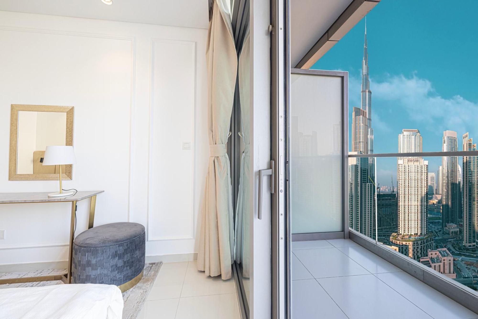 Infinity Pool & Burj Khalifa View L Luxe Paramount Dubaï