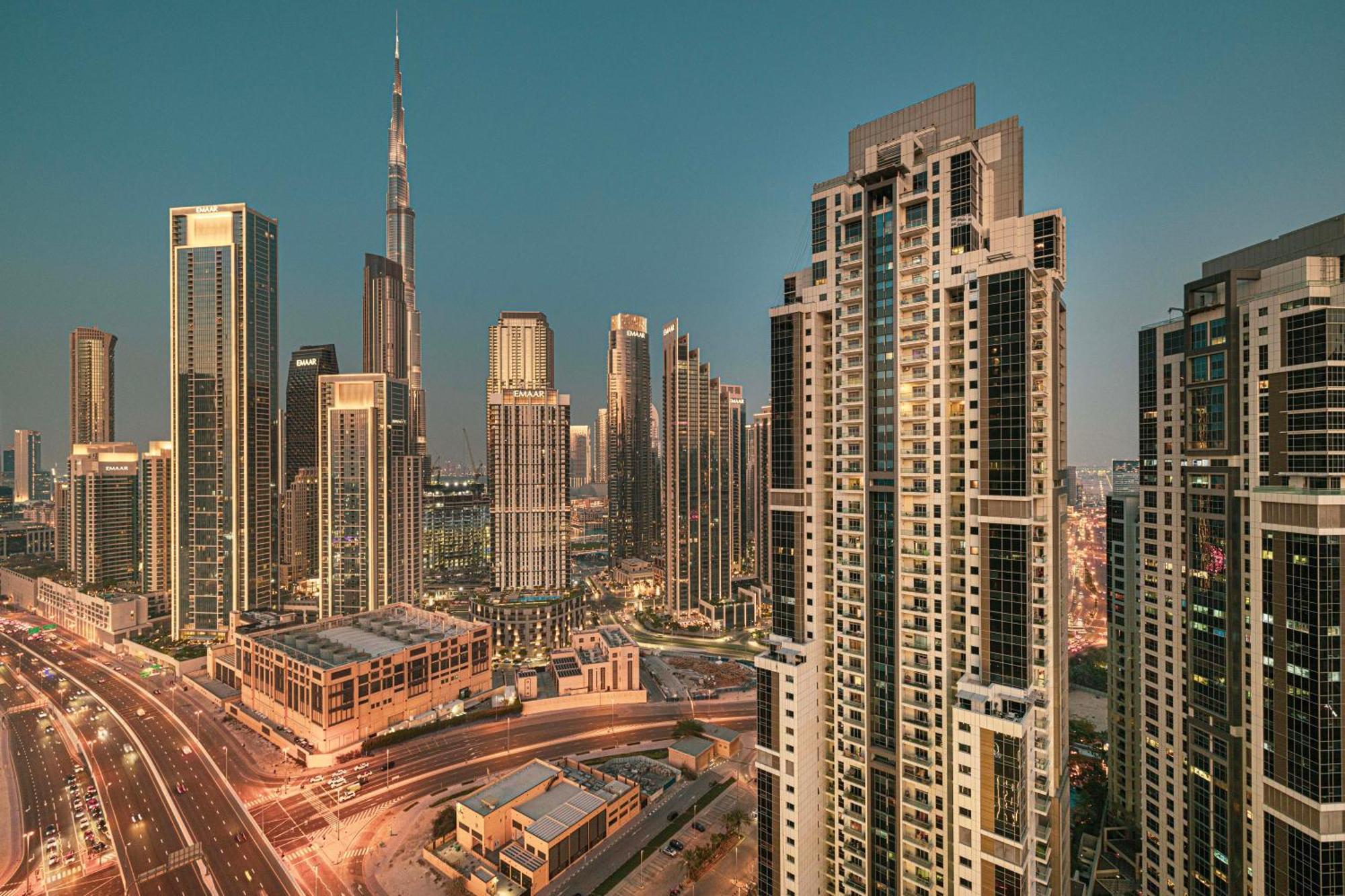 Infinity Pool & Burj Khalifa View L Luxe Paramount
